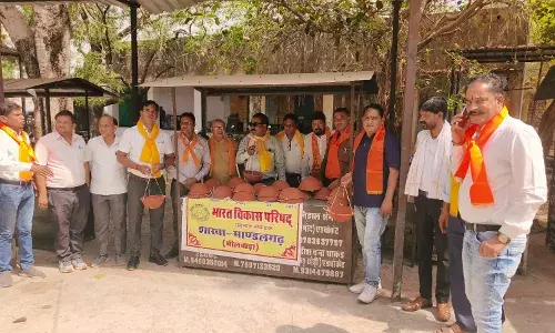 भीषण गर्मी में पक्षियों के पेयजल हेतु परिंडे बांधने का प्रथम चरण सम्पन्न भीषण गर्मी में पक्षियों के पेयजल हेतु परिंडे बांधने का प्रथम चरण सम्पन्न