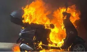 इलेक्ट्रिक स्कूटी में लगी आग से जल गया पूरा घर, पांच झुलसे इलेक्ट्रिक स्कूटी में लगी आग से जल गया पूरा घर, पांच झुलसे