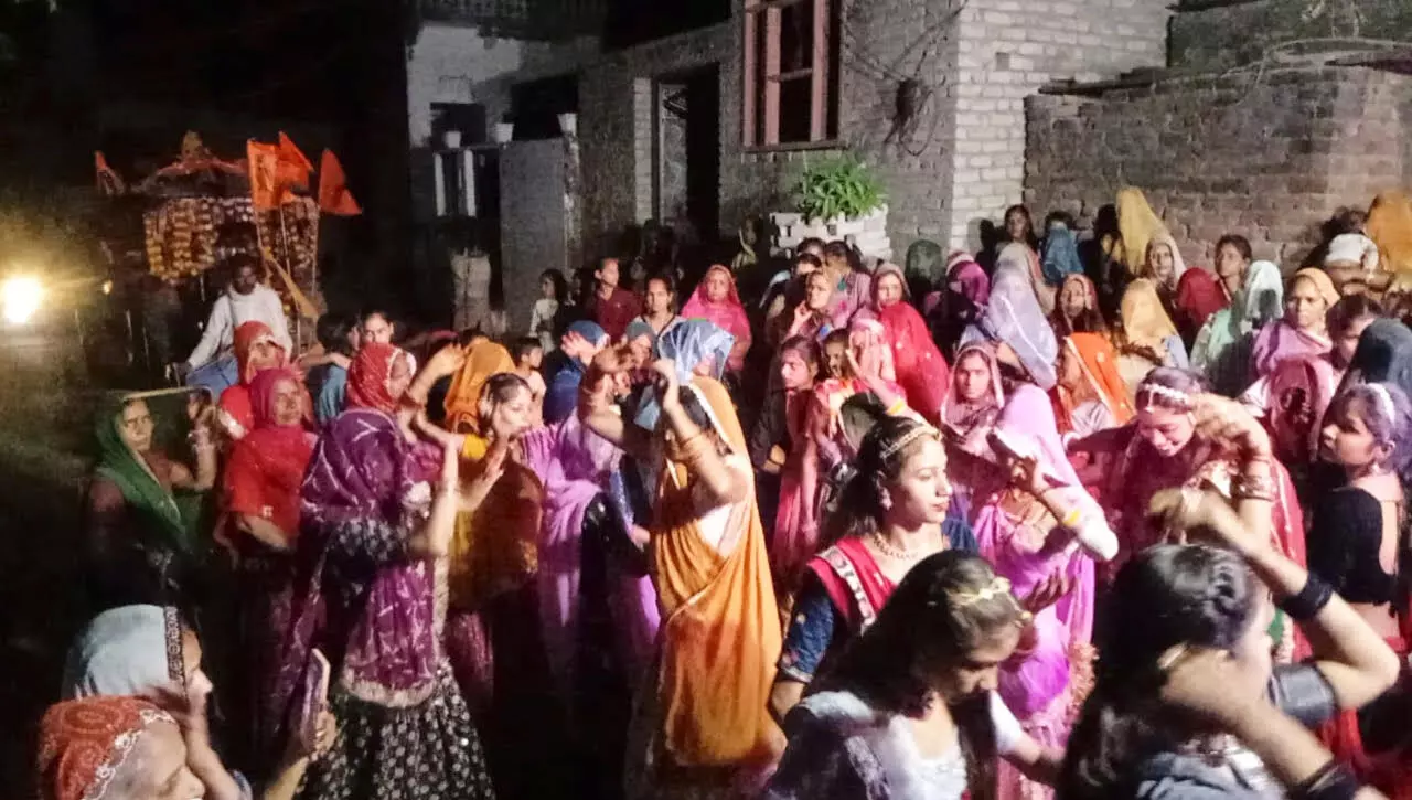 भगवान चारभुजा नाथ के बेवाण की शोभायात्रा निकाली भगवान चारभुजा नाथ के बेवाण की शोभायात्रा निकाली