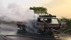 ट्रक में शॉर्ट सर्किट से लगी आग, सामान जलकर राख