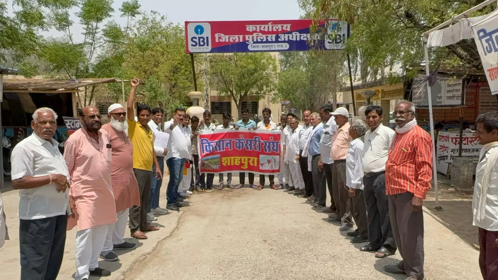 शाहपुरा जिला समाप्त करने के विरोध में क्रमिक अनशन धरने पर बैठे सेवनी सूरजपुरा के ग्रामीण, विधानसभा घेराव की दी चेतावनी शाहपुरा जिला समाप्त करने के विरोध में क्रमिक अनशन धरने पर बैठे सेवनी सूरजपुरा के ग्रामीण, विधानसभा घेराव की दी चेतावनी