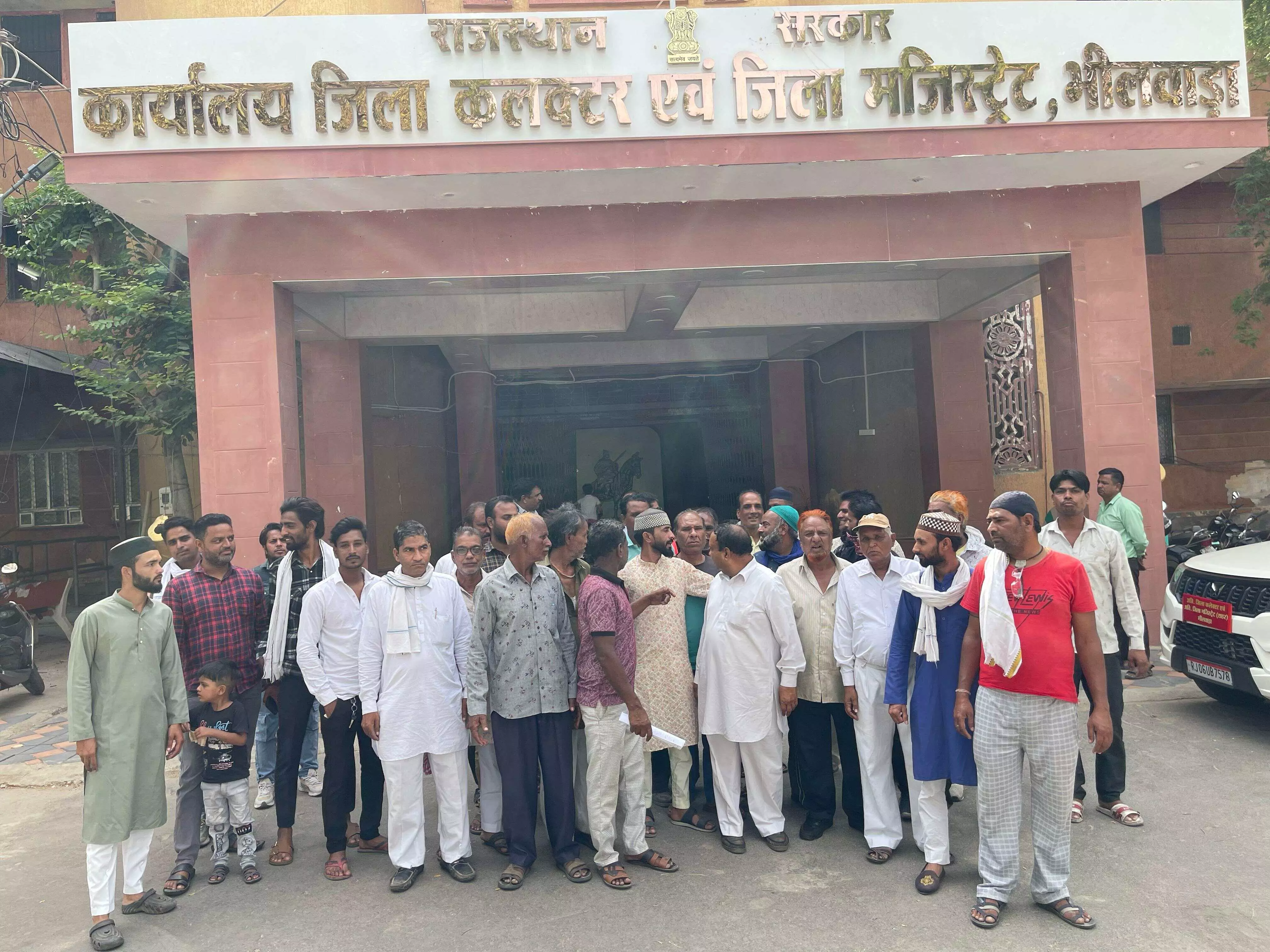 अंजुमन कमेटी पुर के चुनाव वोटिंग से कराने की मांग को लेकर सौंपा ज्ञापन अंजुमन कमेटी पुर के चुनाव वोटिंग से कराने की मांग को लेकर सौंपा ज्ञापन
