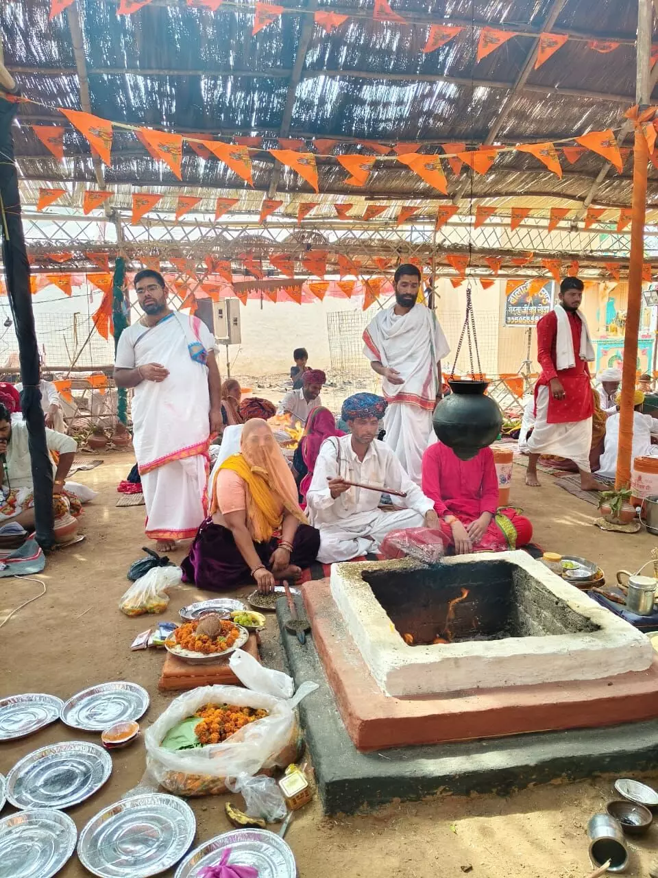 रानीखेड़ा गांव में सहस्त्र चंडी महायज्ञ में जोड़े लगा रहे हैं पवित्र आहुतियां रानीखेड़ा गांव में सहस्त्र चंडी महायज्ञ में जोड़े लगा रहे हैं पवित्र आहुतियां