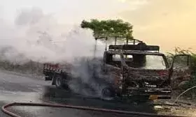 ट्रक में शॉर्ट सर्किट से लगी आग, सामान जलकर राख