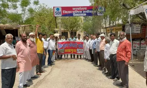 शाहपुरा जिला समाप्त करने के विरोध में क्रमिक अनशन धरने पर बैठे सेवनी सूरजपुरा के ग्रामीण, विधानसभा घेराव की दी चेतावनी