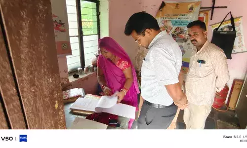 जिला कलक्टर ने किया विद्यालय, आंगनबाड़ी और उप स्वास्थ्य केंद्र का औचक निरीक्षण