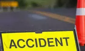 ट्रेलर की की टक्कर से पत्नी की मौत, पति घायल