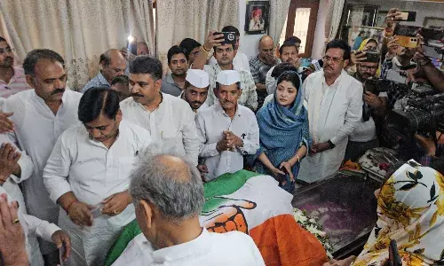 आंजना ने डॉ व्यास के परिजनों से मिलकर शोक संवेदना व्यक्त कर ढांढस बंधाया