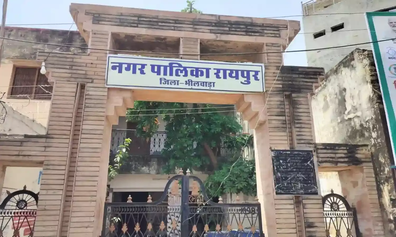 रायपुर गांव भगवान भरोसे, ना पंचायत ना नगर पालिका और ना ही कोई कानून व्यवस्था, आमजनता का दुखड़ा किसे कहे कोई सुनने वाला नहीं