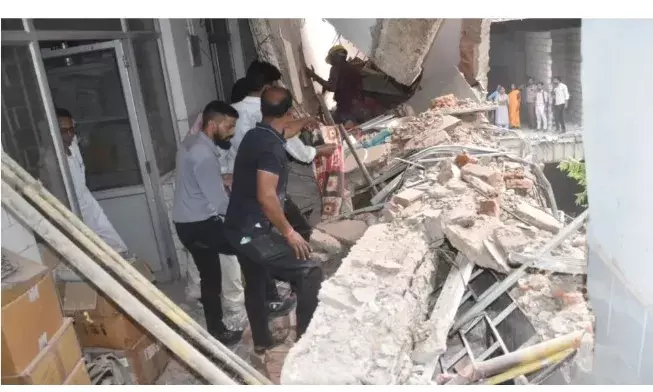एमजीएम हॉस्पिटल में बड़ा हादसा, मेडिसिन विभाग का कॉरिडोर गिरने से दो मरीज दबे