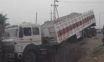 ट्रेलर बेकाबू होकर खाई में गिरा ट्रेलर बेकाबू होकर खाई में गिरा
