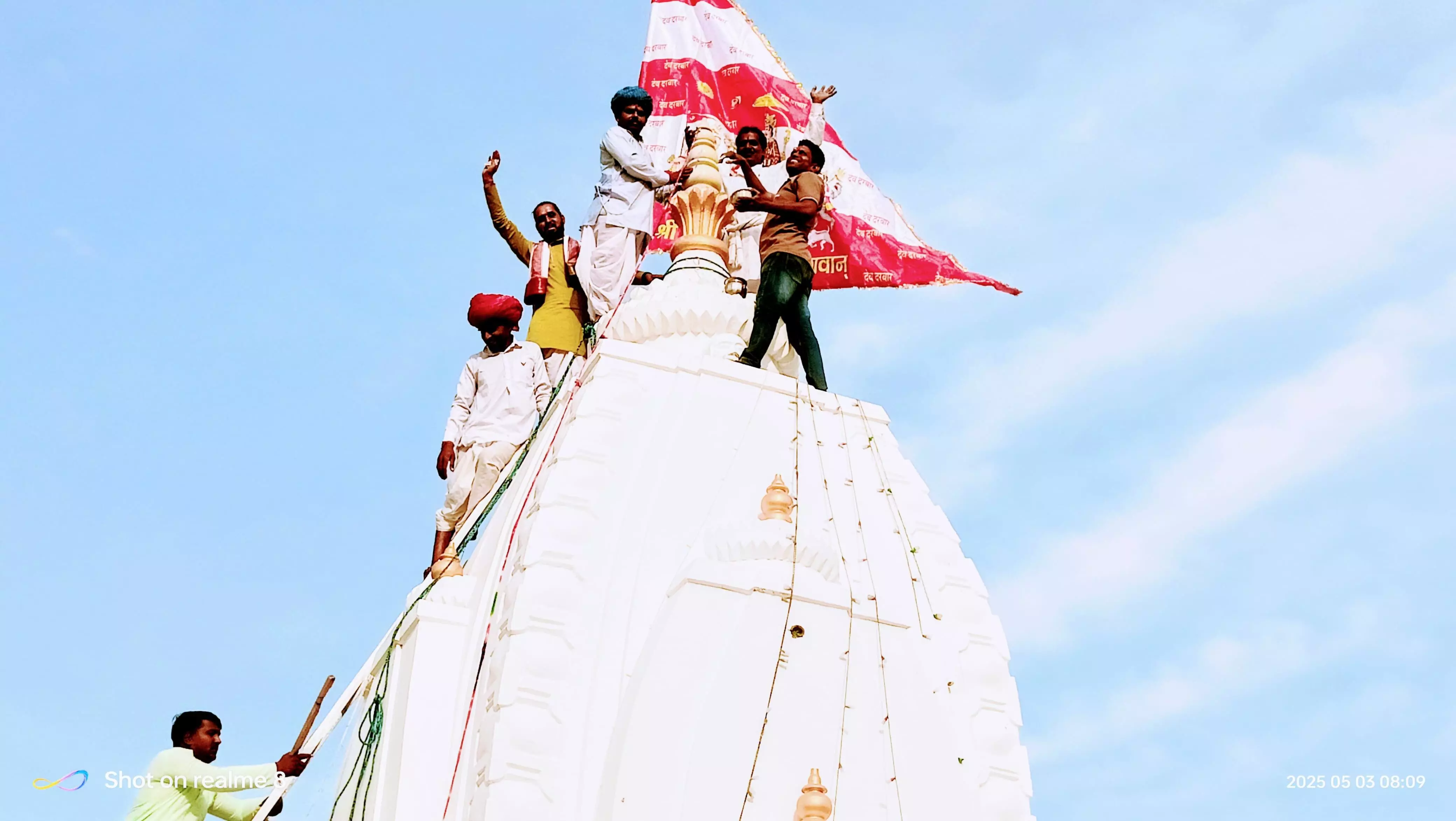 गोविन्दपुरा देवनारायण भगवान मंदिर शिखर पर कलश स्थापना के साथ ही हवन यज्ञ की पूर्णाहुति