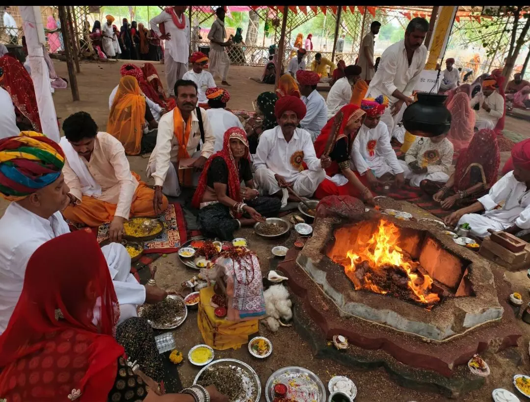 बारह देव दरबार मंदिर शिखर पर स्वर्ण कलश स्थापना व महायज्ञ की हुई पूर्णाहुति बारह देव दरबार मंदिर शिखर पर स्वर्ण कलश स्थापना व महायज्ञ की हुई पूर्णाहुति