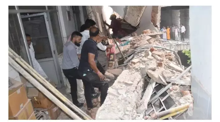 एमजीएम हॉस्पिटल में बड़ा हादसा, मेडिसिन विभाग का कॉरिडोर गिरने से दो मरीज दबे एमजीएम हॉस्पिटल में बड़ा हादसा, मेडिसिन विभाग का कॉरिडोर गिरने से दो मरीज दबे