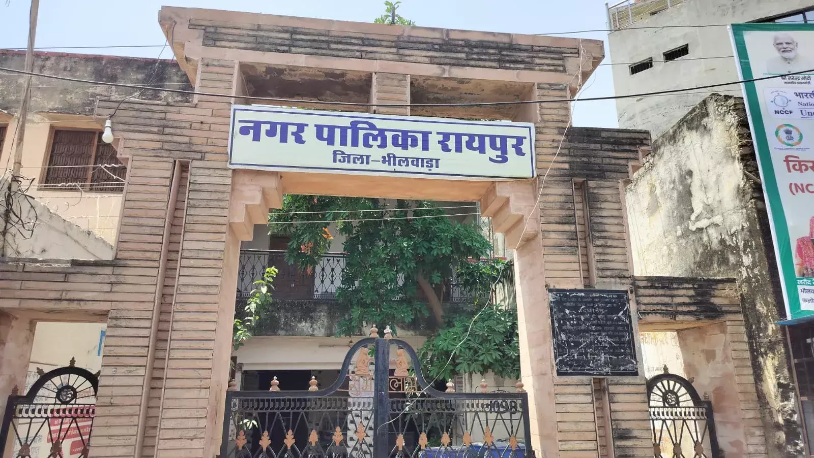 रायपुर गांव भगवान भरोसे, ना पंचायत ना नगर पालिका और ना ही कोई कानून व्यवस्था, आमजनता का दुखड़ा किसे कहे कोई सुनने वाला नहीं