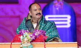 कथावाचक पंडित प्रदीप मिश्रा बोले-,लड़कियों की नाभि शरीर की जड़, उसे वस्त्र से ढककर रखना चाहिए