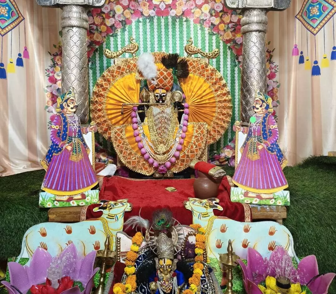 सांवलिया सेठ को फुव्वारा और जलजारी स्थापित कर पहुंचाई ठंडक, मनमोहक श्रृंगार को उमड़े भक्त सांवलिया सेठ को फुव्वारा और जलजारी स्थापित कर पहुंचाई ठंडक, मनमोहक श्रृंगार को उमड़े भक्त