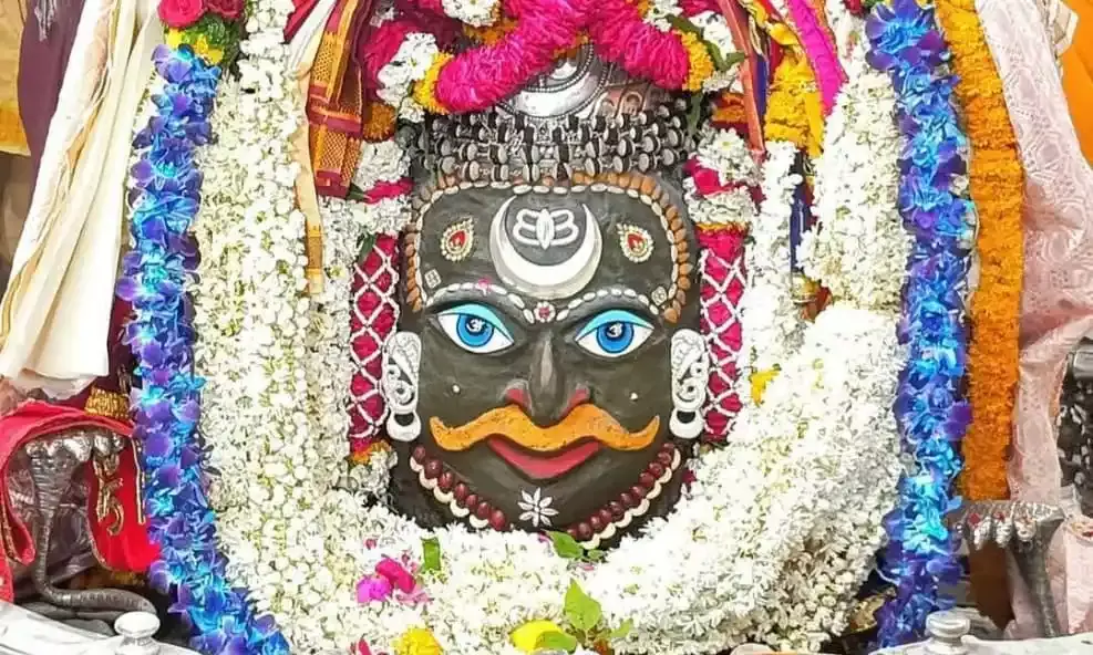 रुद्राक्ष की माला और त्रिपुंड धारण कर सजे बाबा महाकाल
