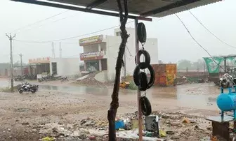 बेसाख मे बदला मौसम का मिजाज तेज आंधी के साथ बारिस