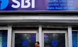 SBI का मुनाफा घटा, NIM में गिरावट बनी चिंता