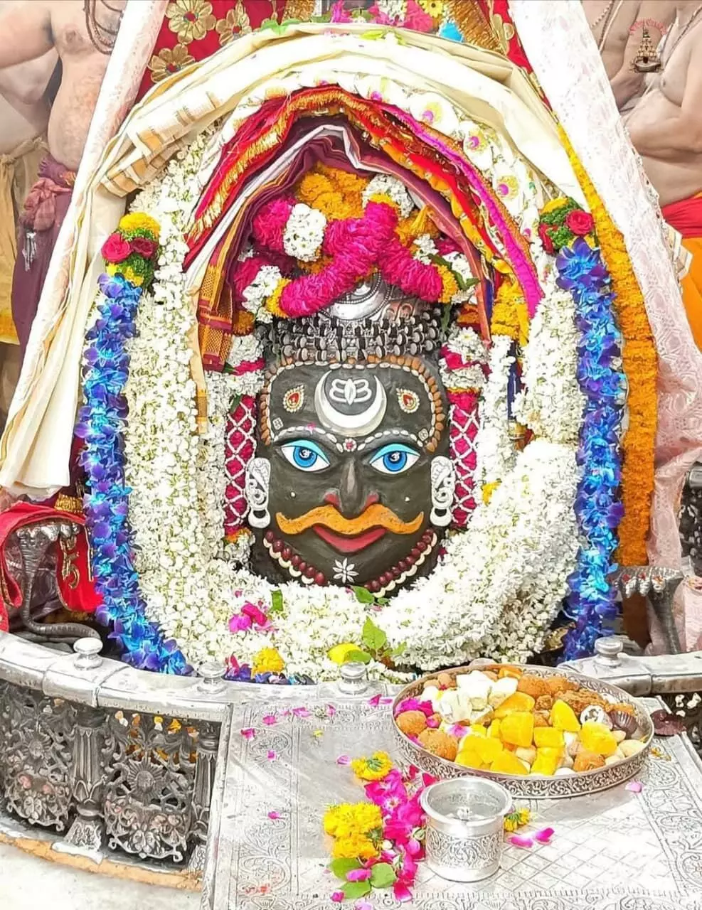 रुद्राक्ष की माला और त्रिपुंड धारण कर सजे बाबा महाकाल