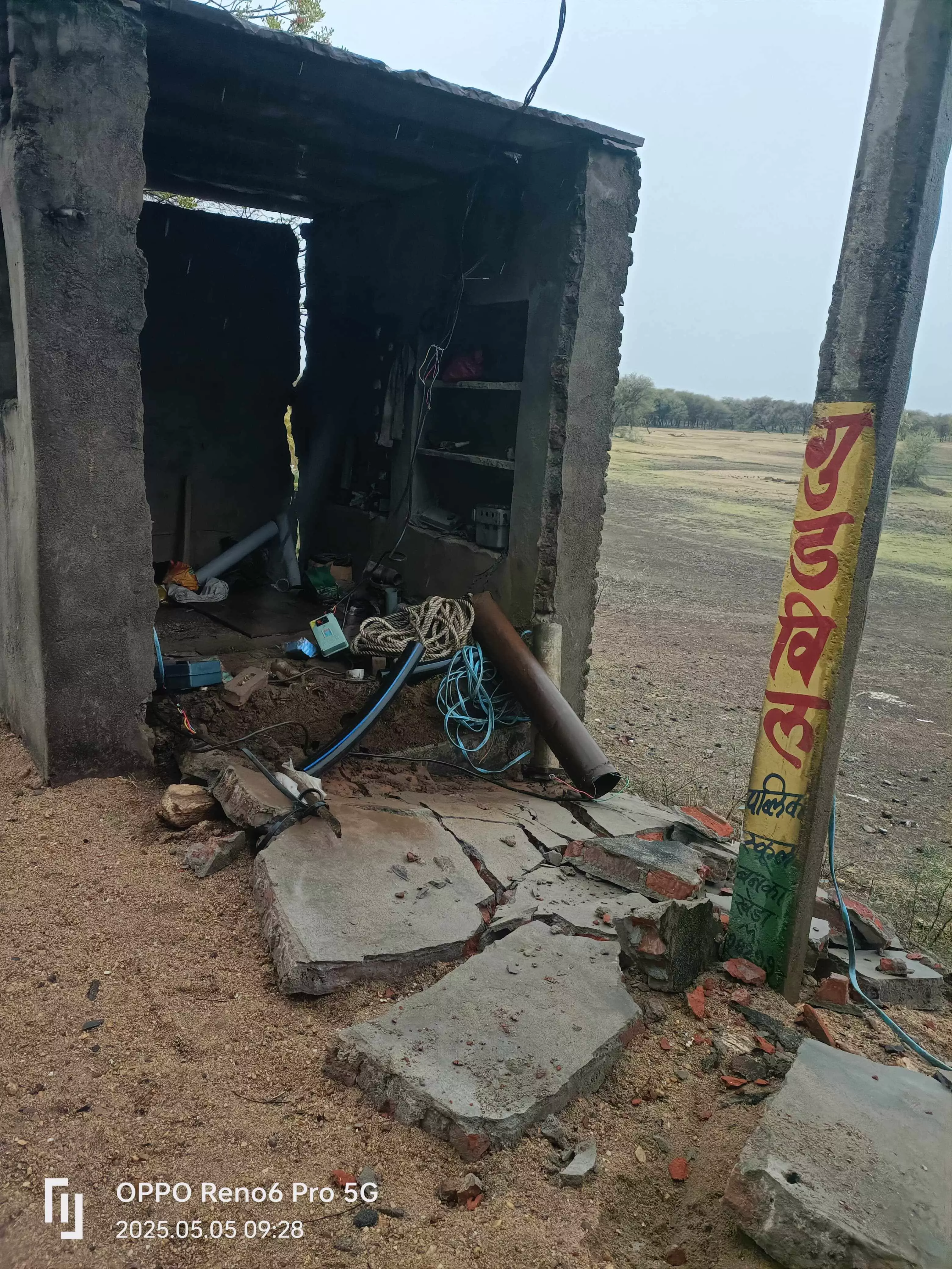 तेज अंधड़ से गिरा जनता जल योजना का मोटर घर, बड़ा हादसा टला