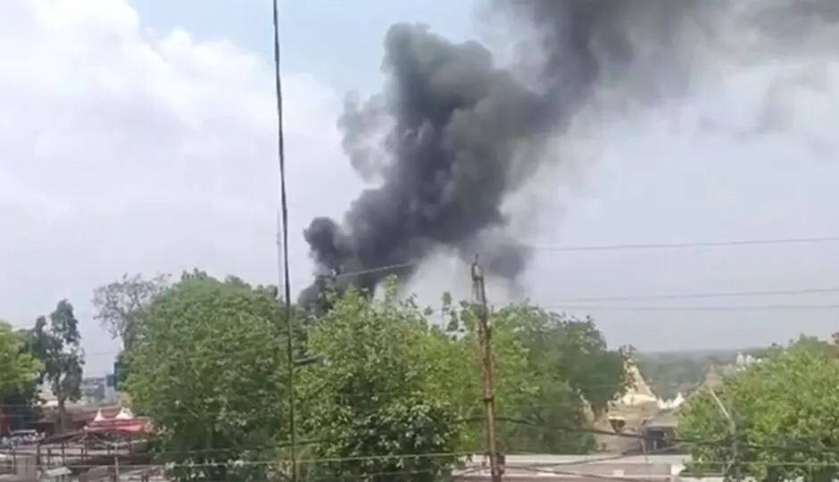 उज्जैन के महाकाल मंदिर परिसर में आग लगने से श्रद्धालुओं में मचा हड़कंप उज्जैन के महाकाल मंदिर परिसर में आग लगने से श्रद्धालुओं में मचा हड़कंप