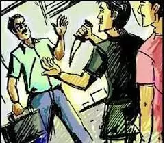 चाकू, सरियों से लैस लोगों ने युवक पर किया हमला, तोड़ दिया स्कूटर , केस दर्ज चाकू, सरियों से लैस लोगों ने युवक पर किया हमला, तोड़ दिया स्कूटर , केस दर्ज