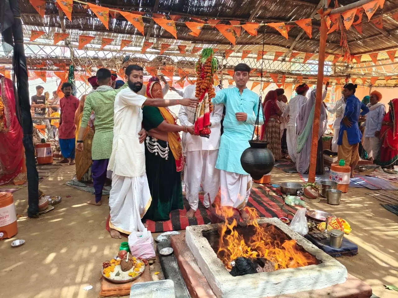 नो दिवसीय सहस्त्र चंडी महायज्ञ चामुंडा माता मंदिर पर स्वर्ण कलश स्थापना के साथ संपन्न नो दिवसीय सहस्त्र चंडी महायज्ञ चामुंडा माता मंदिर पर स्वर्ण कलश स्थापना के साथ संपन्न