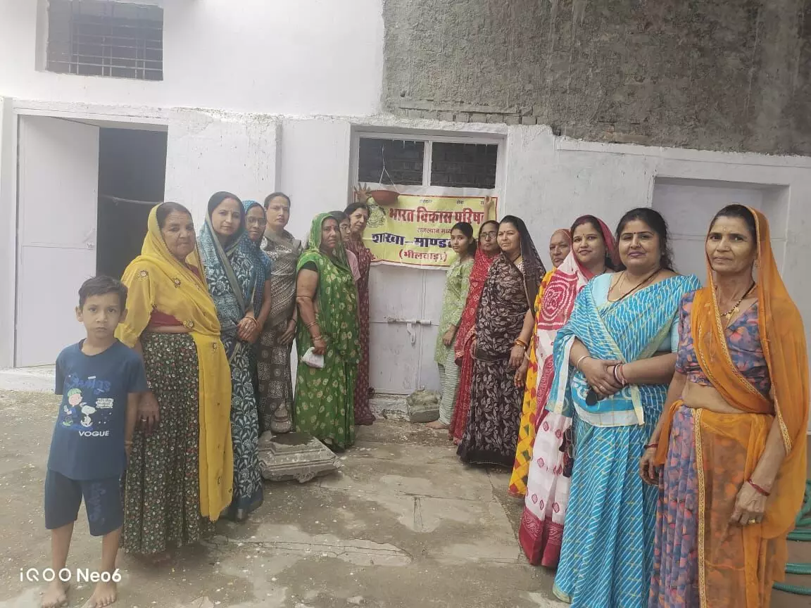 भीषण गर्मी में पक्षियों के पेयजल हेतु परिंडे बांध कर किया जागरुक भीषण गर्मी में पक्षियों के पेयजल हेतु परिंडे बांध कर किया जागरुक