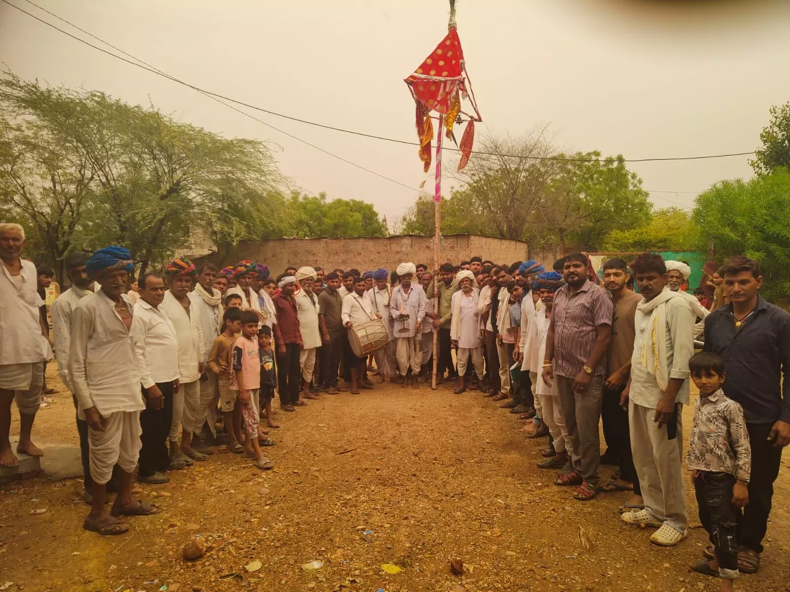 रानीखेड़ा गांव में चित्तोडी अष्टमी पर शक्ति का प्रतीक नेजा निकला रानीखेड़ा गांव में चित्तोडी अष्टमी पर शक्ति का प्रतीक नेजा निकला