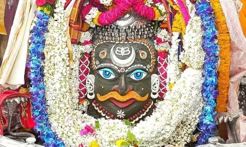 रुद्राक्ष की माला और त्रिपुंड धारण कर सजे बाबा महाकाल