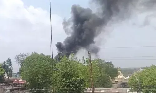 उज्जैन के महाकाल मंदिर परिसर में आग लगने से श्रद्धालुओं में मचा हड़कंप उज्जैन के महाकाल मंदिर परिसर में आग लगने से श्रद्धालुओं में मचा हड़कंप