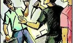 चाकू, सरियों से लैस लोगों ने युवक पर किया हमला, तोड़ दिया स्कूटर , केस दर्ज