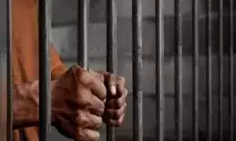 घर के बरामदे में सोये ग्रामीण की मुरकियां लूटने के चार आरोपित जेल से गिरफ्तार