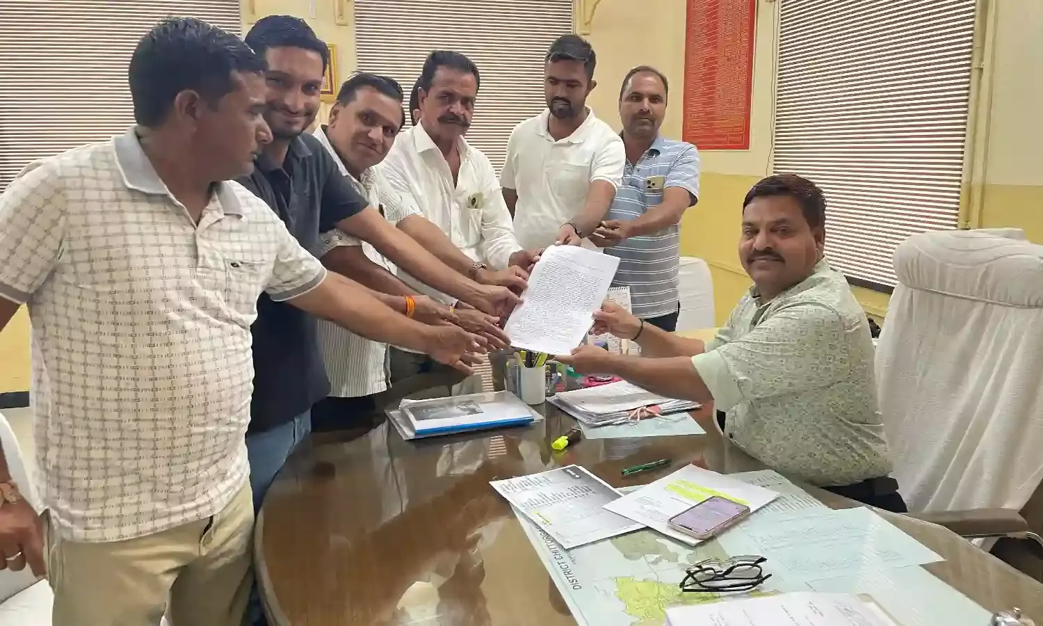 नरसाखेड़ी को ग्राम पंचायत बाड़ी में यथावत रखने की मांग, ग्रामीणों के प्रतिनिधिमंडल ने कलेक्टर को सौंपा ज्ञापन