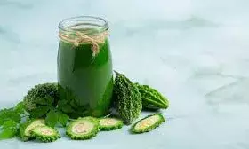 सुबह या शाम… शुगर के मरीज को करेले का जूस कब पीना चाहिए?