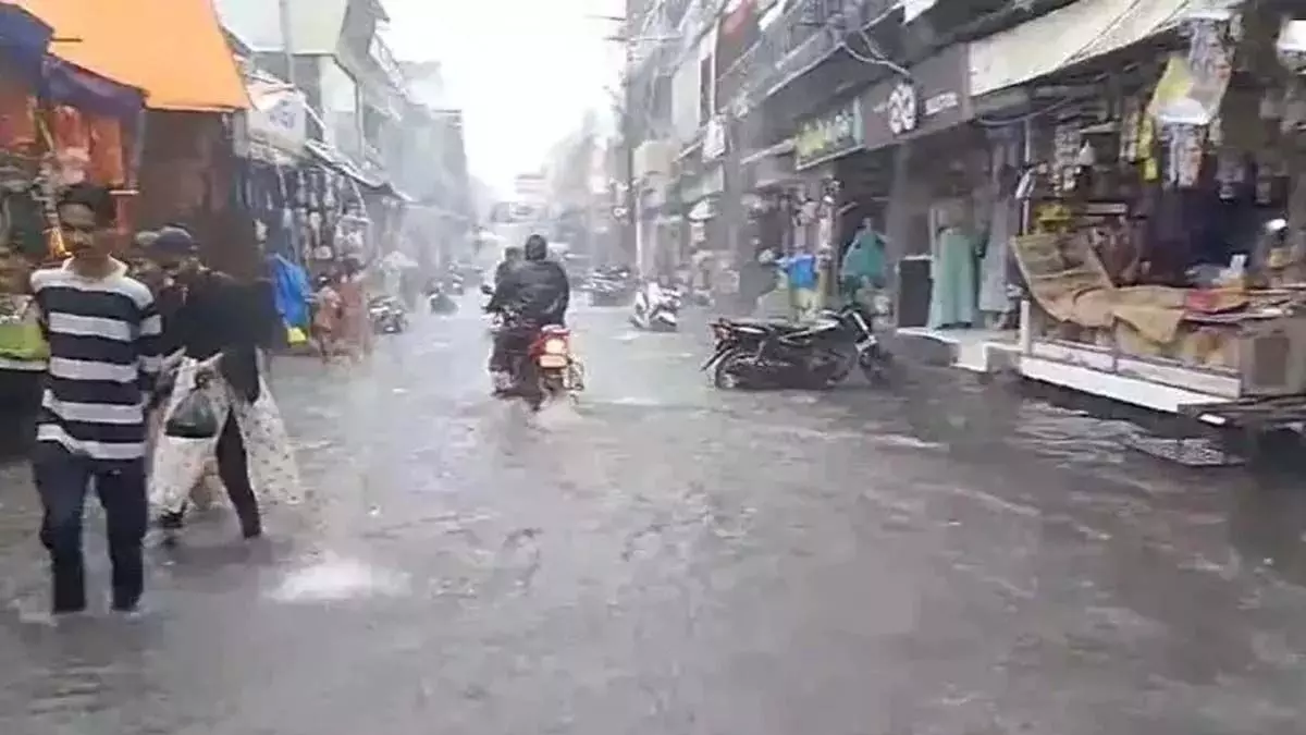 गुजरात में बारिश से तबाही, 14 लोगों की मौत और 16 घायल गुजरात में बारिश से तबाही, 14 लोगों की मौत और 16 घायल