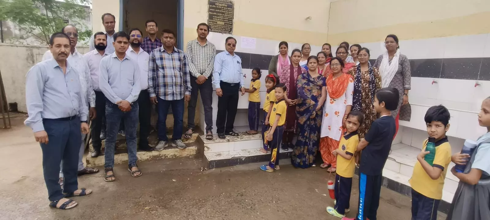 महात्मा गांधी राजकीय विद्यालय पुलिस लाइन को वाटर कूलर भेंट