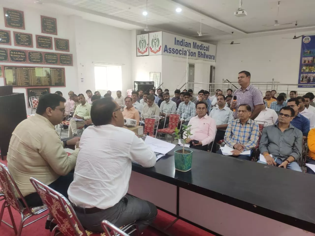 आयुष्मान आरोग्य योजना में अधिकाधिक लाभार्थी जोड़कर गुणवत्तापूर्ण स्वास्थ्य सेवाएं उपलब्ध करवाये चिकित्सक