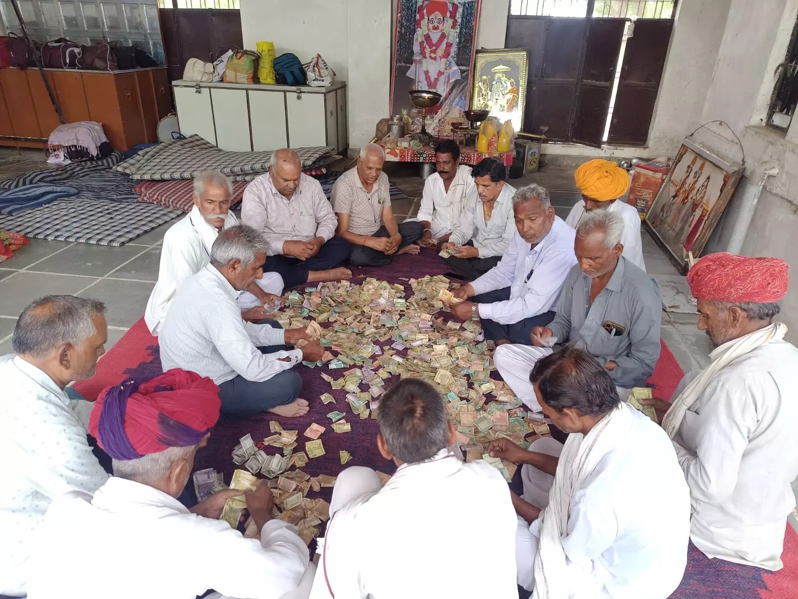 दान पत्र खोला ,2 लाख रूपये हुए प्राप्त दान पत्र खोला ,2 लाख रूपये हुए प्राप्त