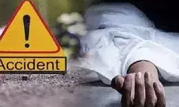 डिवाइडर से टकराकर पलटी कार, तीन बच्चों समेत छह घायल