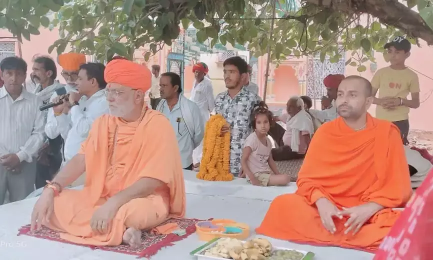 शतचंडी महायज्ञ में महामंडलेश्वर जगदीशपुरी का आशीर्वाद मिला