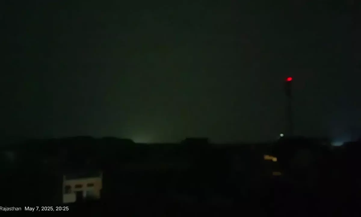 जहाजपुर में ब्लैकआउट मॉक ड्रिल सफलतापूर्वक संपन्न, शायरनों की गूंज से डूबा नगर अंधेरे में जहाजपुर में ब्लैकआउट मॉक ड्रिल सफलतापूर्वक संपन्न, शायरनों की गूंज से डूबा नगर अंधेरे में