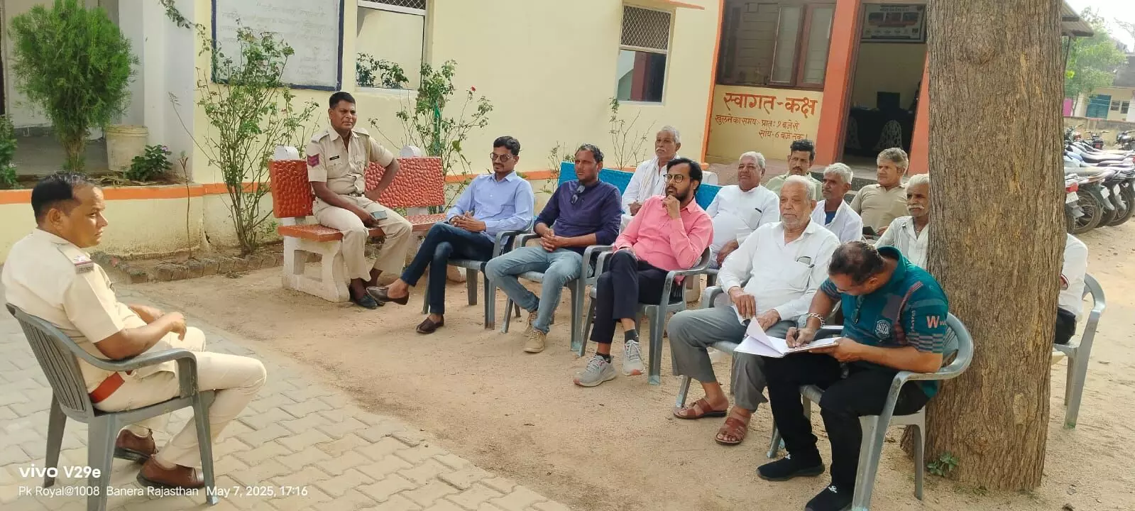 ब्लैकआउट मॉक ड्रिल को लेकर बनेड़ा पुलिस थाने में सीएलजी मीटिंग का आयोजन ब्लैकआउट मॉक ड्रिल को लेकर बनेड़ा पुलिस थाने में सीएलजी मीटिंग का आयोजन