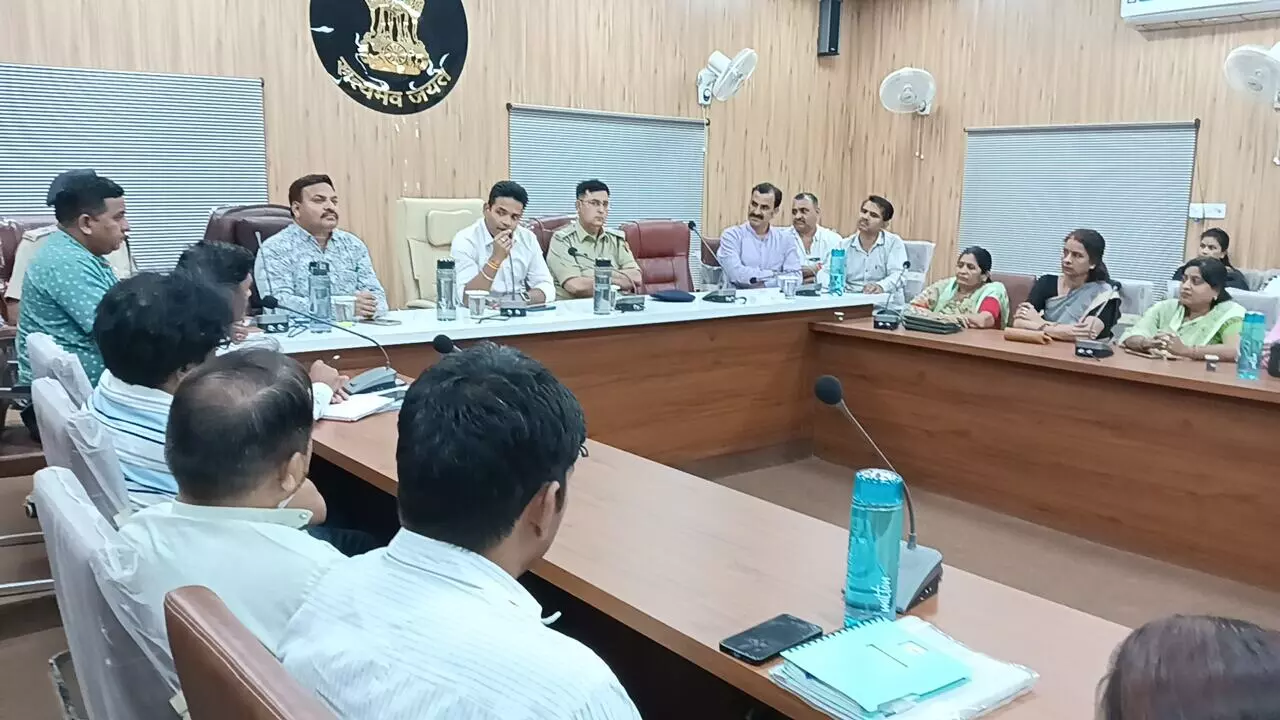 जिला कलक्टर एवं एसपी ने ली सामाजिक संगठनों एवं अधिकारियों की बैठक जिला कलक्टर एवं एसपी ने ली सामाजिक संगठनों एवं अधिकारियों की बैठक