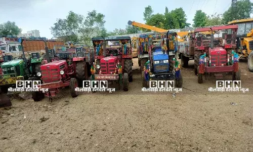 बजरी भरी पांच ट्रैक्टर ट्रॉलियां व एस्कॉर्ट करती दो बाइक जब्त, छह गिरफ्तार