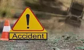 हाइवे पर हादसा- टाइल्स से लदा ट्रेलर पलटा, जनहानि नहीं