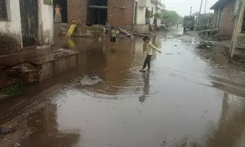कहीं तेज तो कहीं रिमझिम बारिश, शादी समारोह में पहुंची खलल