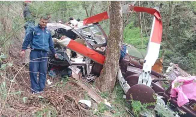 उत्तरकाशी में हेलिकॉप्टर गिरा,6 लोगों की मौत ,एक घायल उत्तरकाशी में हेलिकॉप्टर गिरा,6 लोगों की मौत ,एक घायल
